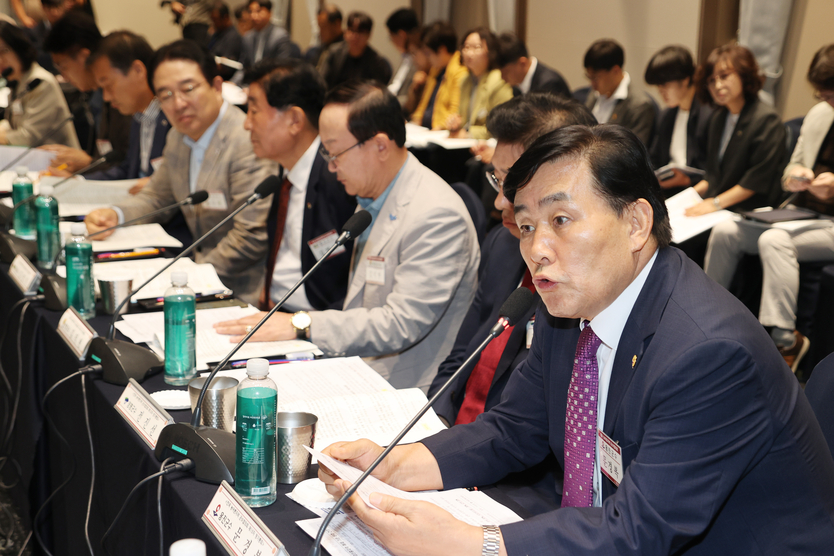 문경복 옹진군수가, 농업진흥지역 해제 기준 완화 건의를 하고 있다. ⓒ 옹진군 제공