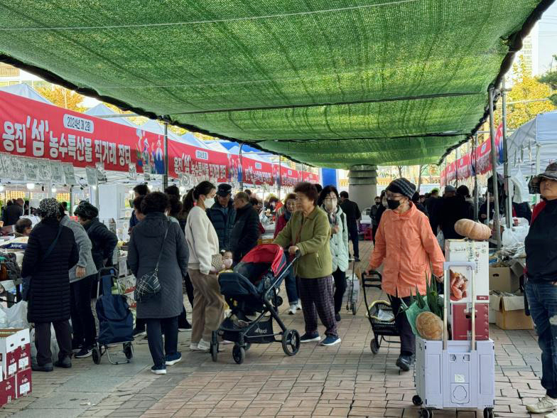 옹진군, 2025년 제1회 옹진 '섬' 농수특산물 직거래장터 개최하고 있다. ⓒ 옹진군 제공