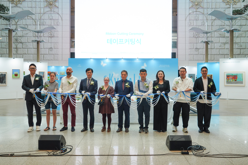 22일 인천공항 제1여객터미널 밀레니엄홀에서 진행된 ‘한국-네덜란드 장애예술인 해외교류 전시회 「하늘산책(SKY WALK)」 개막식’에서 인천국제공항공사 이학재 사장(사진 가운데)과 전시회 참여작가 및 관계자들이 기념촬영을 하고 있다. ⓒ 인천국제공항공사 제공