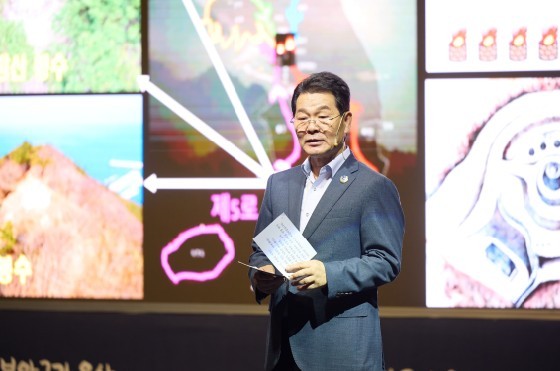 2025 부안 국가유산 야행 권익현 군수 ‘제5로 직봉과 부안 점방산 봉수’ 해설ⓒ부안군 제공