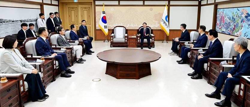 유정복 인천시장이 25일 시청 접견실에서 수석, 단장, 특보에게 임용장을 수여한 뒤 환담하고 있다. ⓒ 인천시 제공