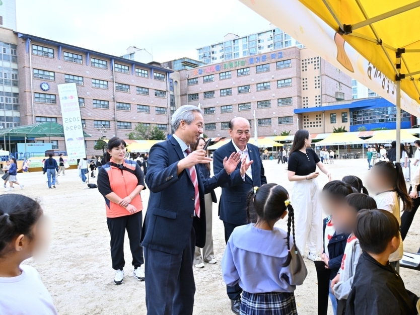 박형덕 동두천시장이, 이담초등학교, I-C.A.R.E. 창의발명부스체험 행사 개최에 학생들과 담소를 나누고 있다. ⓒ 동두천시 제공