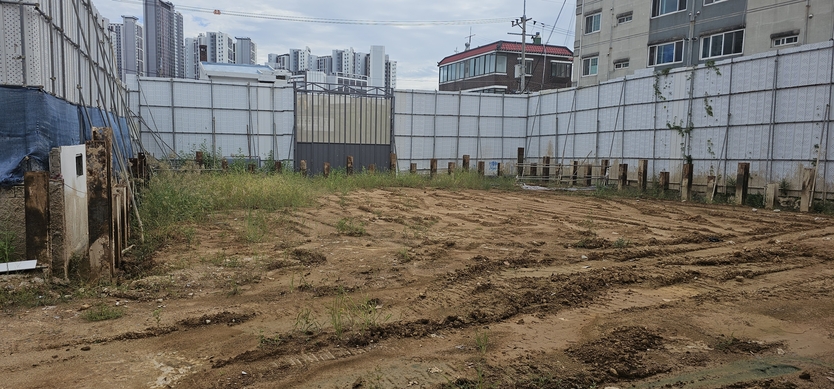 진복종합건설이 진행 중인 오피스텔 신축 사업현장이 멈춰있다. ⓒ 우리일보db