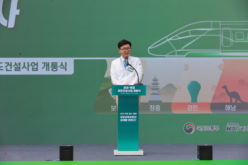 26일 신보성역에서 ‘보성~목포 철도건설사업 개통식’에서 김철우 보성군수가 축사를 하고 있다ⓒ보성군 제공