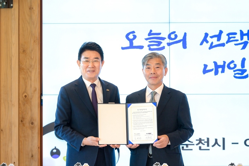 26일 순천시와 여수MBC는 문화콘텐츠산업 활성화를 위한 투자협약을 체결한 뒤 기념사진을 촬영하고 있다((좌)노관규 순천시장, (우)이호인 여수MBC 대표이사 사장)ⓒ순천시 제공