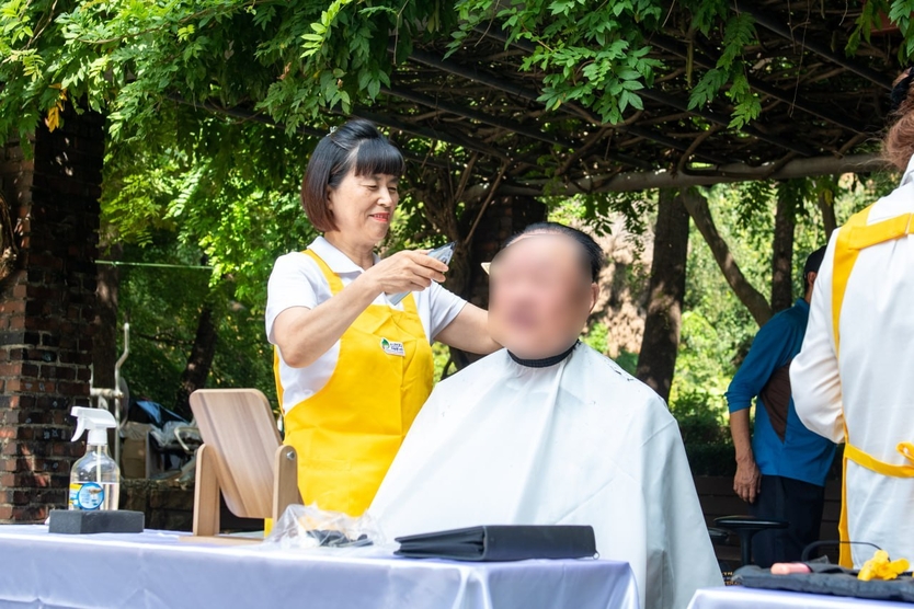 지난 26일 인천시 남동구 만월쉼터에서 남동지부 회원들이 어르신들의 머리를 손질하고 있는 모습 ⓒ 신천지자원봉사단 남동지부