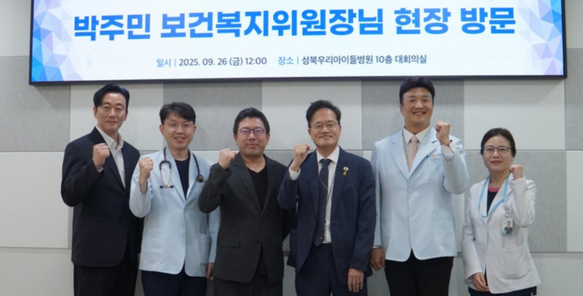 박주민 국회 보건복지위원장(왼쪽에서 네번째)이 서울 성북구에 위치한 소아·청소년 전문 병원인 성북우리아이들병원을 방문해 서울시 소아진료 협력체계 현장을 점검했다.(사진=박주민의원실)