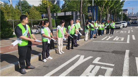 사)한국산재장애인 인천시협회가 환경정화 및 산재예방 캠페인을 전개하고 있다. ⓒ 한국산재장애인 인천시협회 제공