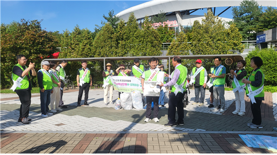 사)한국산재장애인 인천시협회가 환경정화 및 산재예방 캠페인을 전개하고 있다. ⓒ 한국산재장애인 인천시협회 제공