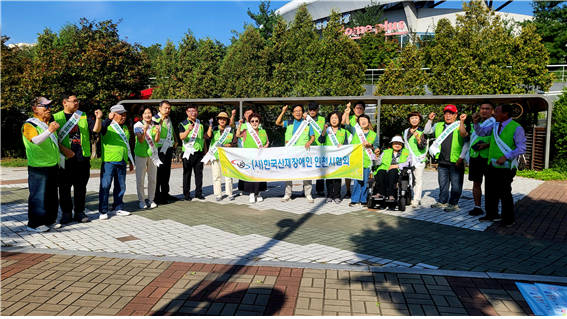 사)한국산재장애인 인천시협회가 환경정화 및 산재예방 캠페인을 전개하고 있다. ⓒ 한국산재장애인 인천시협회 제공