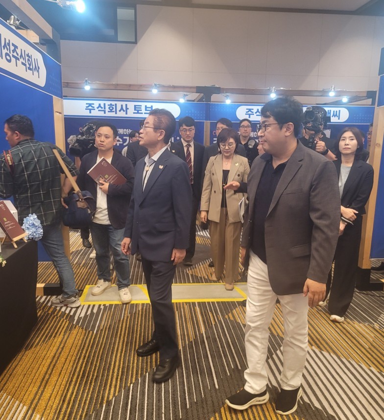 부스를 관람하는 (사)중소기업청년융합회 김준영 이사장.ⓒ중소기업청년융합회