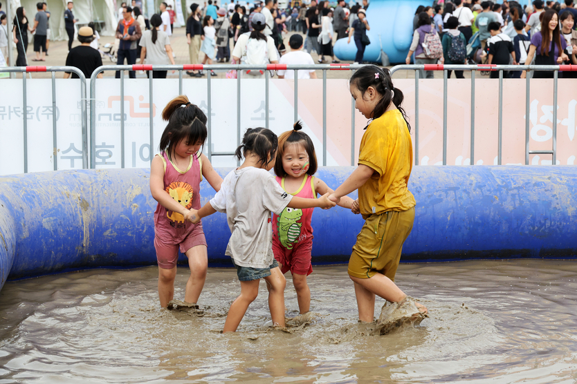 제25회 소래포구축제에 뻘 놀이를 하고 있다. ⓒ 남동구 제공