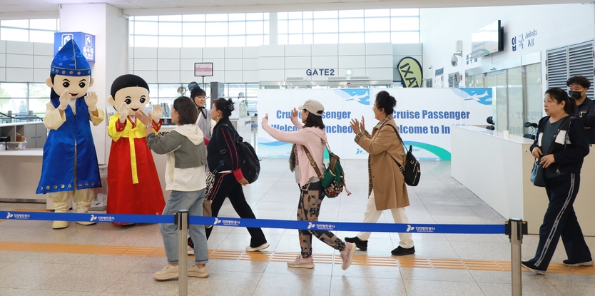 중국 관광객들이 인천항 크루즈터미널로 들어오고 있다 ⓒ 인천항만공사 제공