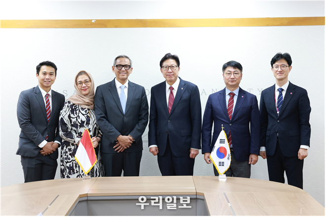 주한 인도네시아 대사 접견에서 박형준 부산시장과 체첩 헤라완 대사를 비롯한 참석자들이 기념 촬영을 하고 있다. ⓒ부산시