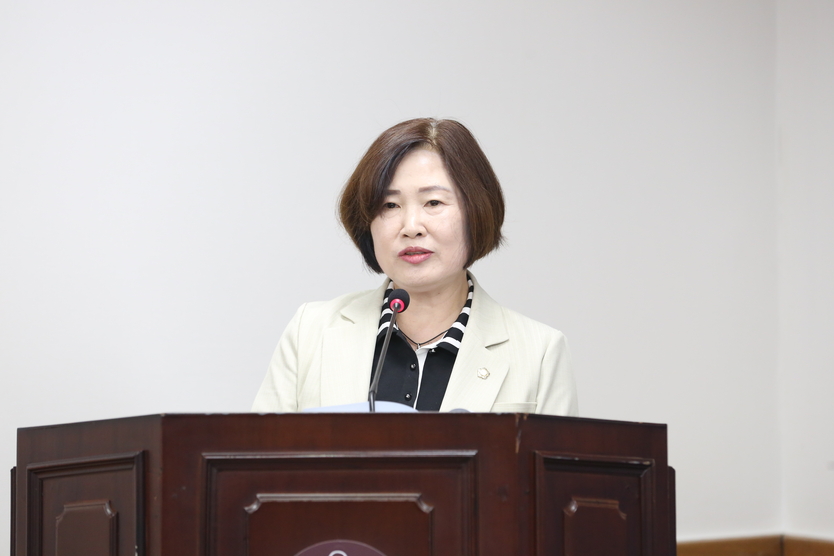 인천 서구 유은희 의원이 맨발걷기 활성화 및 지원에 관한 조례 일부개정 조례안’ 대표 발의를 하고 있다. ⓒ 인천서구의회 제공