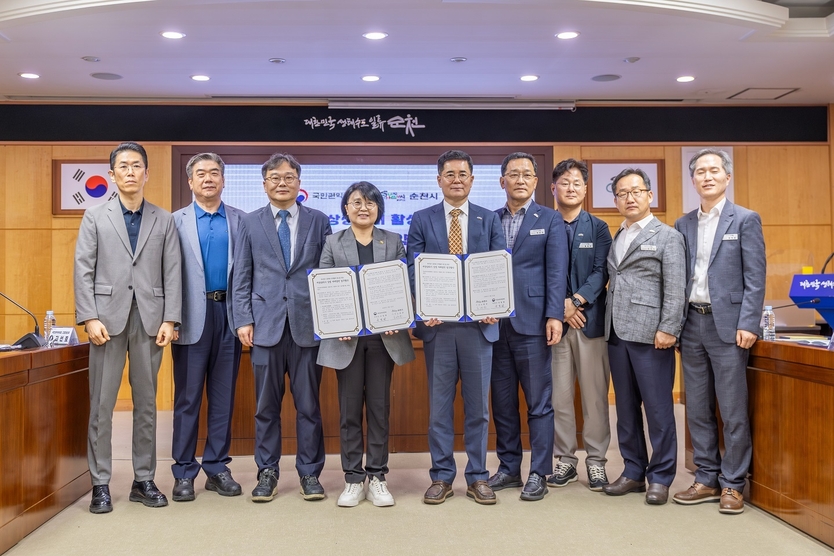 지난 30일 순천시청 소회의실에서 국민권익위원회와 순천시 관계자들이 지방살리기 상생 자매결연 업무협약을 체결하고 기념사진을 촬영하고 있다(좌측에서 네번째 조소영 국민권익위원회 사무처장, 다섯번째 정광현 순천부시장)ⓒ순천시 제공