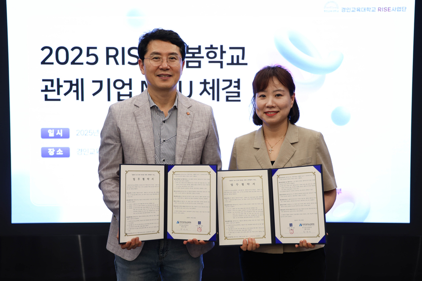 ㈜애드밸 구혜은 대표와 한선관 한국인공지능교육학회장이 업무협약을 체결하고 기념촬영을 하고 있다.(사진=애드밸)