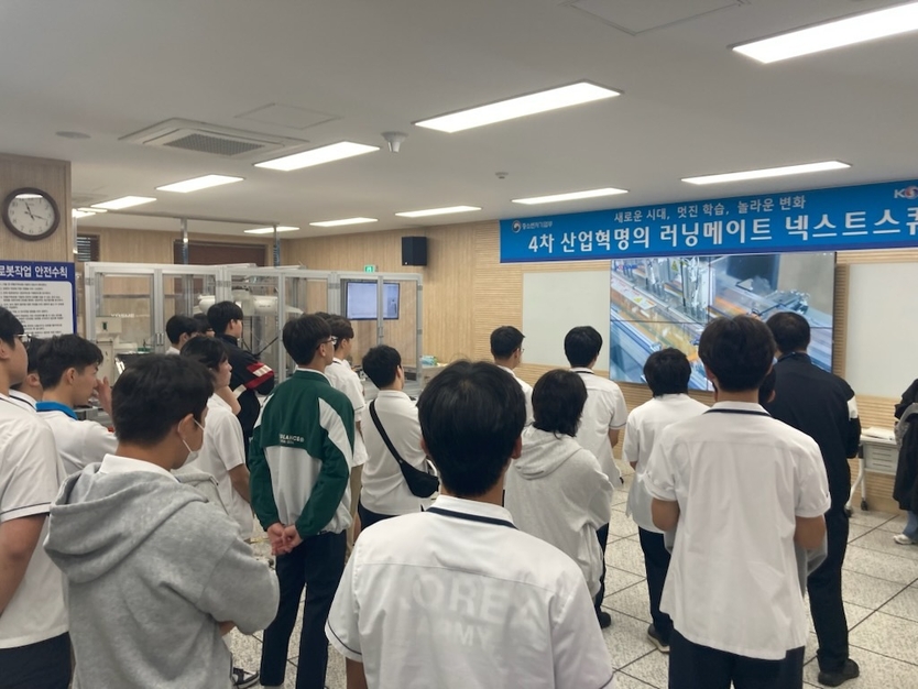 수원정보과학고등학교 학생들이 중소벤처기업진흥공단 중소벤처기업연수원 스마트공장배움터를 체험하고 있는 모습.(사진=중소벤처기업연수원)
