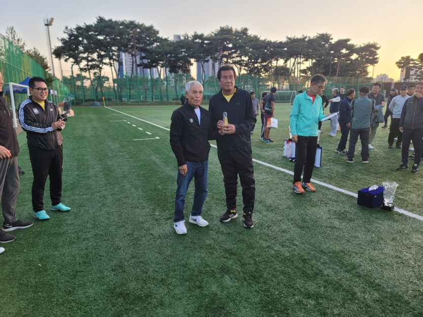 작년 제13회 대회에서 시상을하고있는 이회택 OB축구회장.