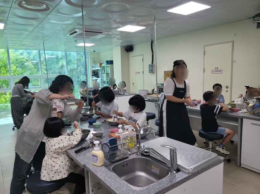 중구청소년수련관 사회공헌 제과제빵 프로그램 운영하고 있다. ⓒ 인천시중구청 제공