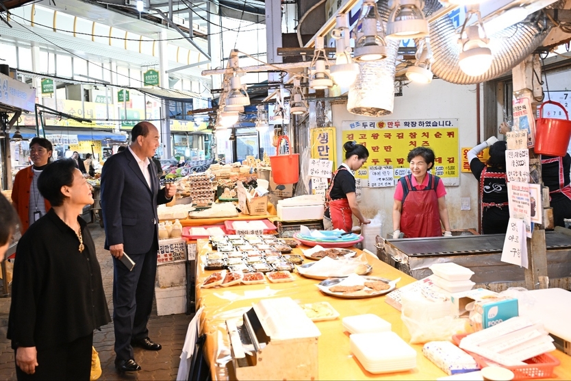 박형덕 동두천시장이, 추석 앞두고 전통시장 방문 상인들과 담소를 나누고 있다. ⓒ 동두천시 제공