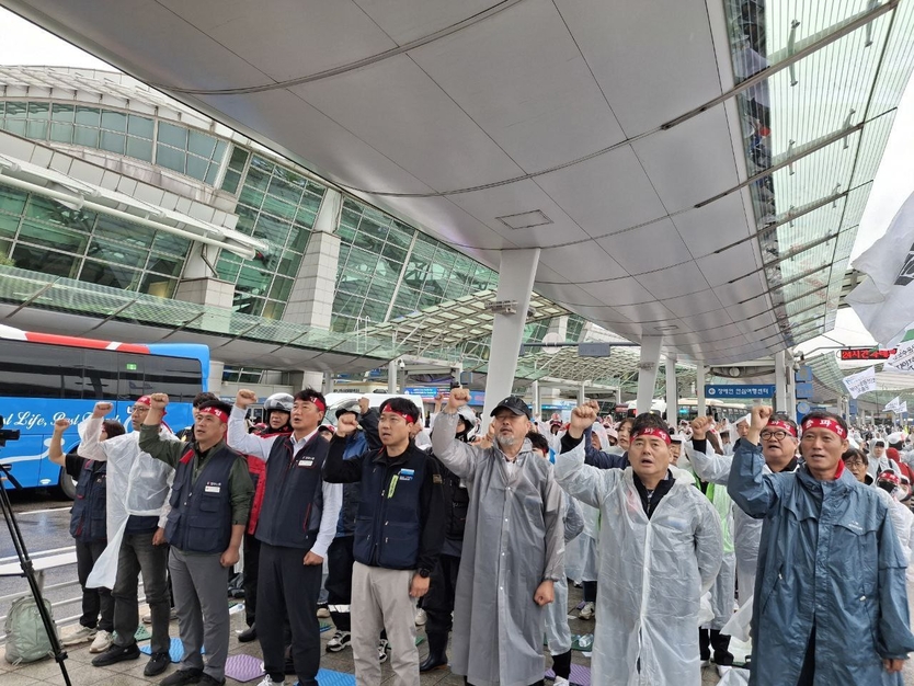 인천공항지역지부가 10월 10일 오전 9시 30분 인천국제공항 제1터미널 3층에서 결의대회를 개최 하고 있다. ⓒ 인천공항지역지부 제공