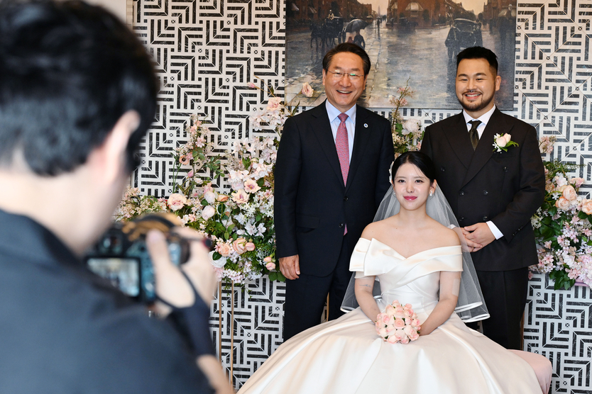 유정복 인천시장이 11일 하버파크호텔에서 아이플러스(i+) 맺어드림 1호커플 결혼식에 참석해 기념촬영을 하고 있다. ⓒ 인천시 제공