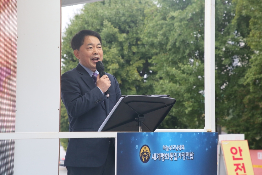 제2차 종교자유 선언문 발표 및 기도회에서 발언하는 홍윤종 한국종교협의회장.