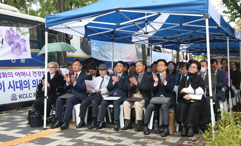 제2차 종교자유 선언문 발표 및 기도회 단체사진 촬영을 하고 있다. 