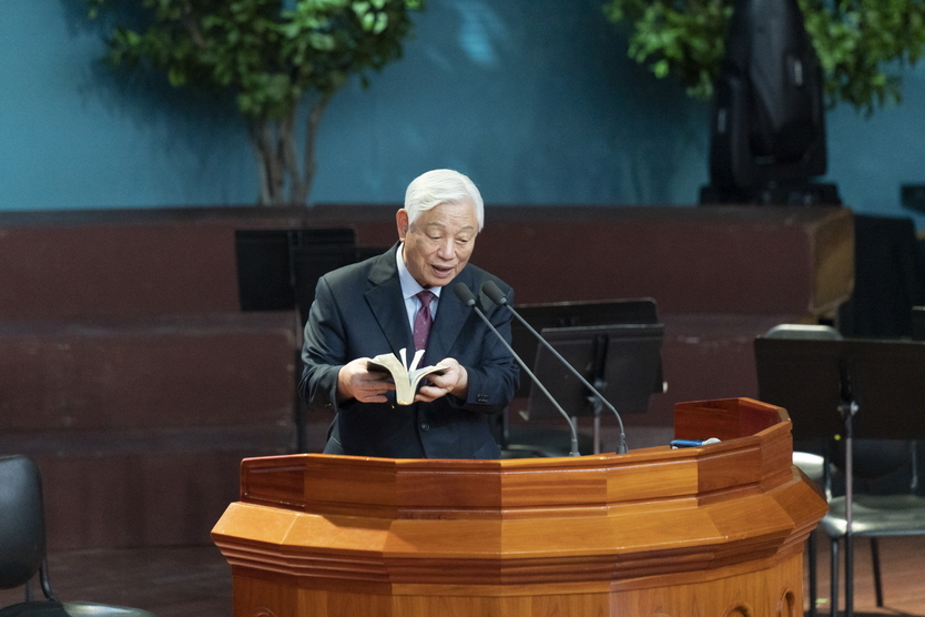지난해 10월 기쁜소식강남교회에서 열린 성경세미나에서 강사 박옥수 목사가 성경 들어보이며 메시지를 전하고 있다. ⓒ 기쁜소식선교회 제공