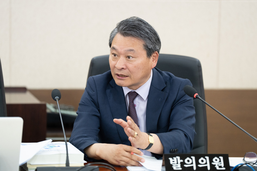 인천시의회 김유곤 의원, 조례 개정으로 제3연륙교 무료화 기반 마련 대표발의를 하고 있다. ⓒ 인천시의회 제공