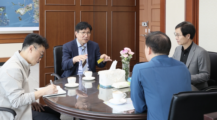 도성훈 인천시교육감이, 한창훈 인천경찰청장과 학교 폭발물 협박에 긴밀한 협력으로 대응 방안을 논의하고 있다. ⓒ 인천시교육청 제공