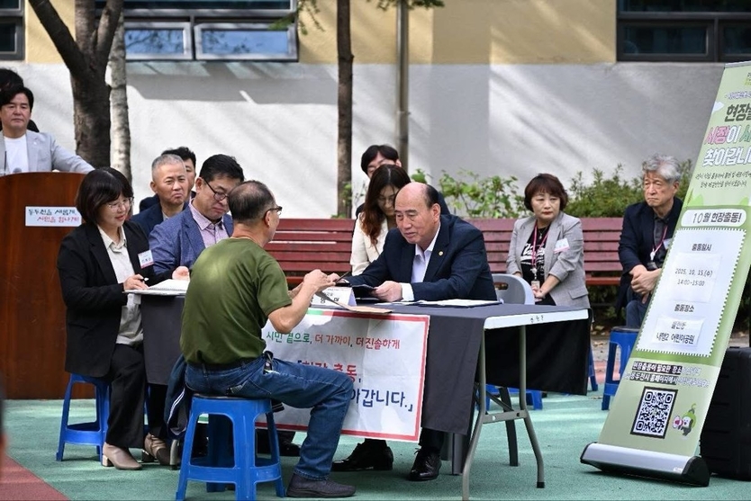 박형덕 동두천시장이, ‘현장 출동, 시장이 시민을 찾아갑니다’ 17번째 소통행사에 시민의 소리를 경청하고 있다. ⓒ 동두천시 제공