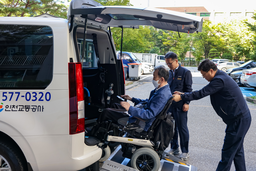 공사 최정규 사장(왼쪽), 인천교통공사노동조합 김옥진 수석부위원장(오른쪽) 현장모습)이 현장 체험을 하고 있다. ⓒ 인천교통공사 제공