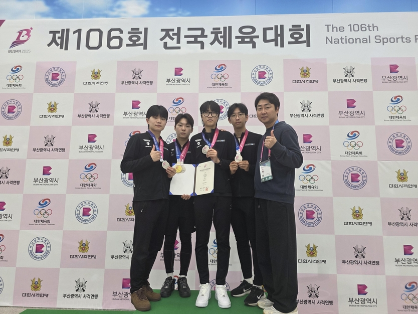 인천대 사격부 은메달 수상(좌측부터 인천대 이민선, 이준환, 배성호, 이종혁, 감독 심승윤) 기념촬영을 하고 있다. ⓒ 인천대 제공