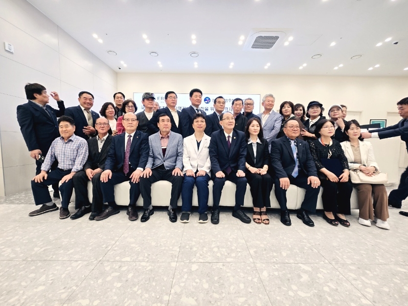 이루탄메디케어의원이 (사)국제희망나눔네트워크,호남향우회총연합회와 업무협약(MOU)을 체결 후 기념촬영을 하고 있다. ⓒ 국제희망나눔네트워크 제공