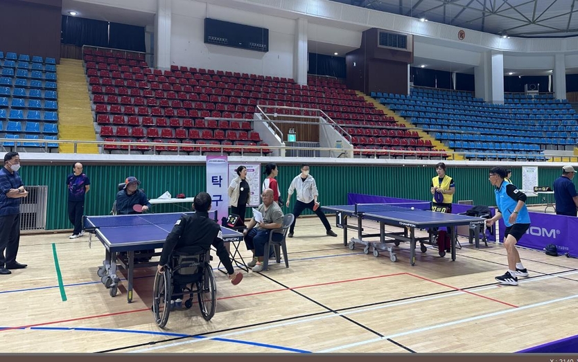 17일 팔마실내체육관에서 순천시장애인생활체육대회에 참가한 선수들이 탁구 경기를 하고있다. ⓒ 순천시 제공