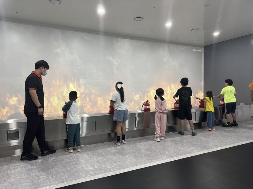 화재안전지원사업에 참여한 지역아동센터 아동들이 국민안전체험관에서 소방관 입회하에 화재안전교육을 받고 있다. ⓒ 초록우산 인천본부 제공