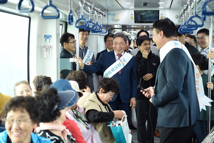 17일 용유역에서 열린 ‘인천공항 자기부상열차 운영재개 기념행사’에서 인천국제공항공사 이학재 사장(사진 가운데)이 인사말을 하고 있다. ⓒ 인천국제공항공사 제공
