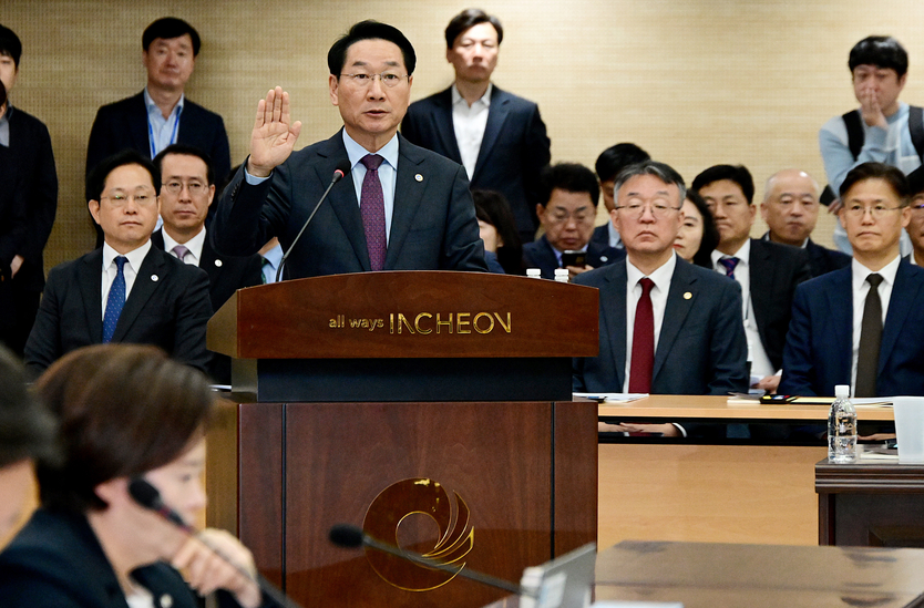  '2025년 국회 행정안전위원회 국정감사'가 인천시청 대회의실에서 열린 가운데 유정복 인천시장이 선서를 하고 있다. ⓒ 우리일보 db