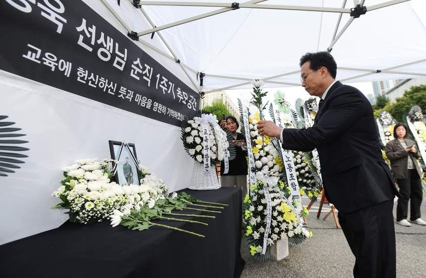 이대형 인천시교원단체총연합회장이 이날 추모식에 참석해 추모를 하고 있다. ⓒ 인천교총 제공
