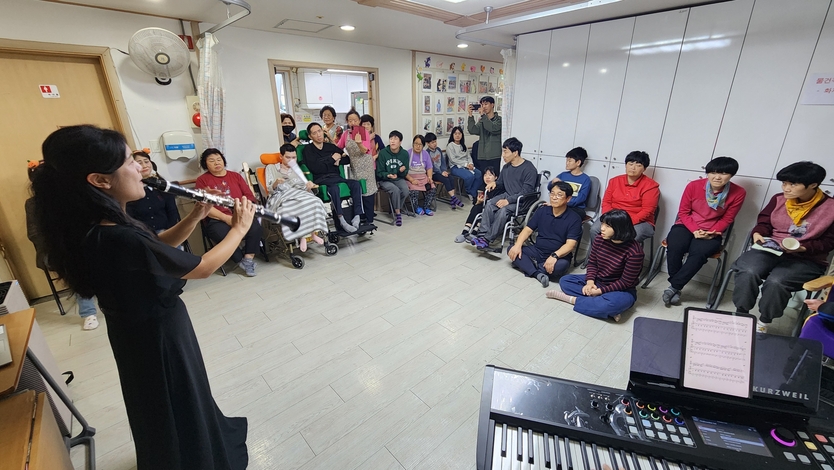 사)인천신체장애인복지회 남동구지부가 ‘그라시아스합창단과 함께하는 작은콘서트’를 성황리에 하고 있다.ⓒ 인천신체장애복지회 남동지회 제공