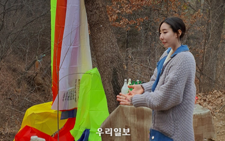 경기도 수원에 위치한 ( 도당 ) 서낭에서 리안 만신이 잠시 인사를 전하는 모습 ⓒ 김선근기자 