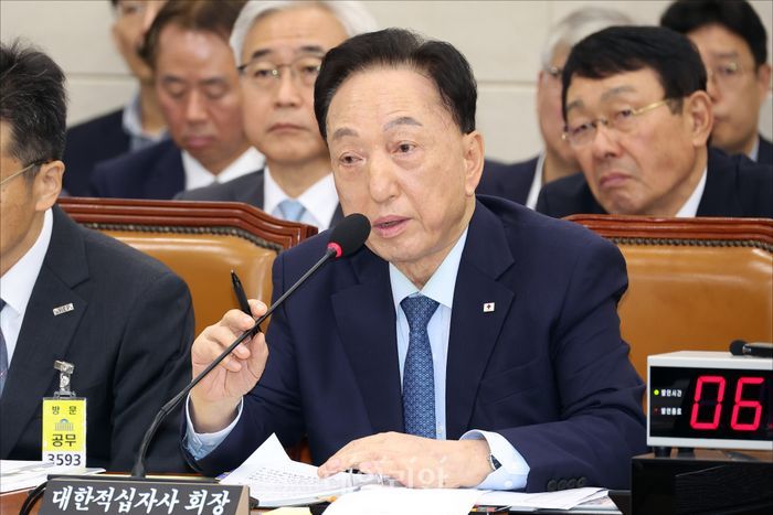 김철수 대한적십자사 회장이 국정감사에 답변을 하고 있다. 