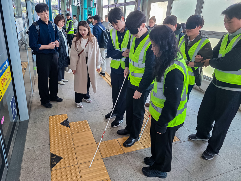 인천교통공사가 교통약자의 이동 편의 증진과 안전한 도시철도 환경 조성을 위해 체험행사를 가지고 있다. ⓒ 인천교통공사 제공