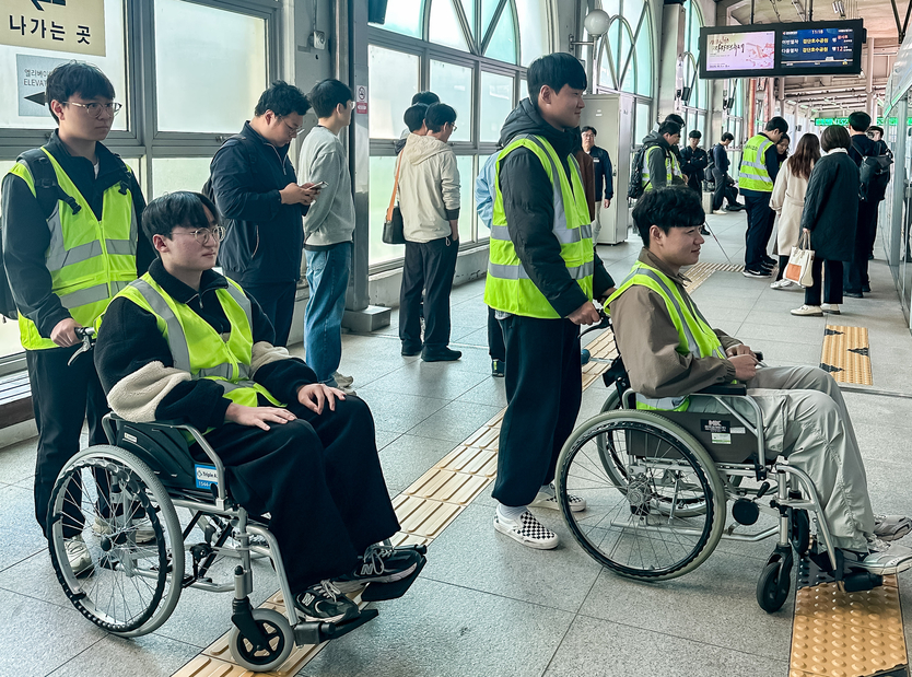인천교통공사가 교통약자의 이동 편의 증진과 안전한 도시철도 환경 조성을 위해 체험행사를 가지고 있다. ⓒ 인천교통공사 제공