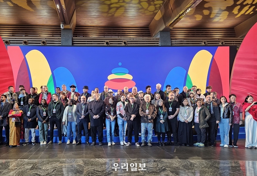<strong> 세계 46개국의 미술계 대표들과 기념 촬영한 차홍규 한중미술협회 회장과 회원들</strong>