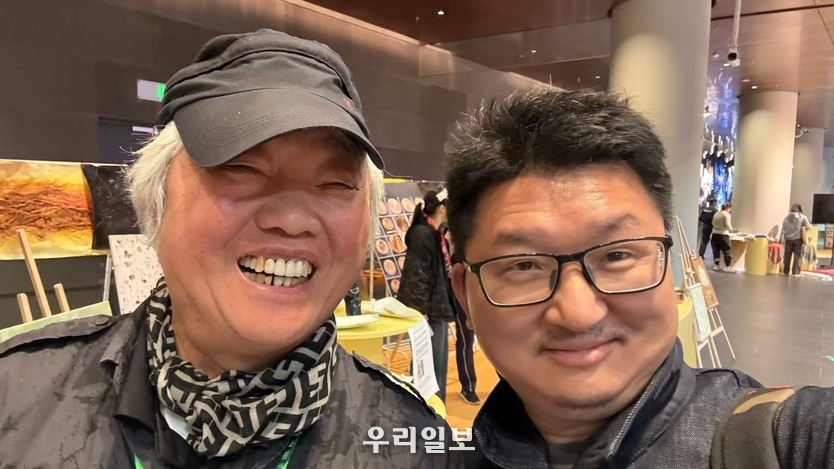  왕보(王波总经理 助理) 전시 진행 책임자 와 다정하게 포즈를 취한 차홍규 한중미술협회장 