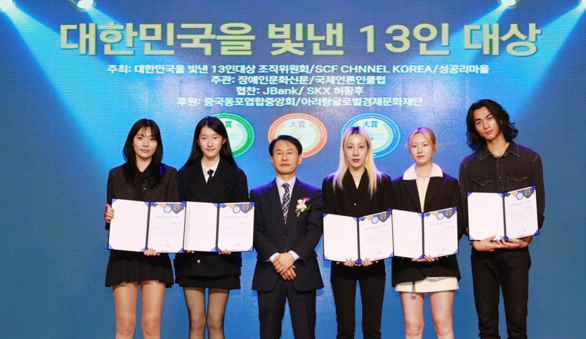 오명규 성공리교회 목사가 대한민국을 빛낸 13인 대상 홍보모델 위촉 후 함께 기념촬영하고 있다. 