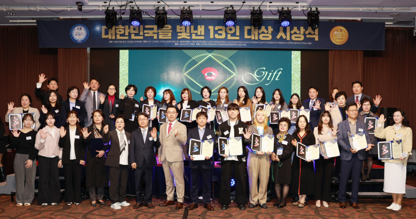 특별장학생들이 장학증서 전달 후 기념촬영하고 있다. 